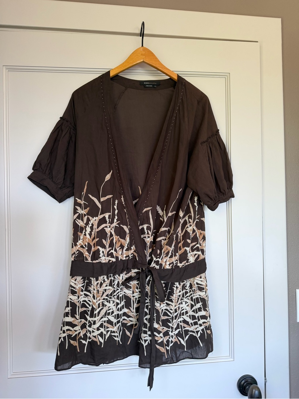 BCBGMaxAzria 35% Silk Brown and Beige V-Neck Tie-Front Blouse Size L
